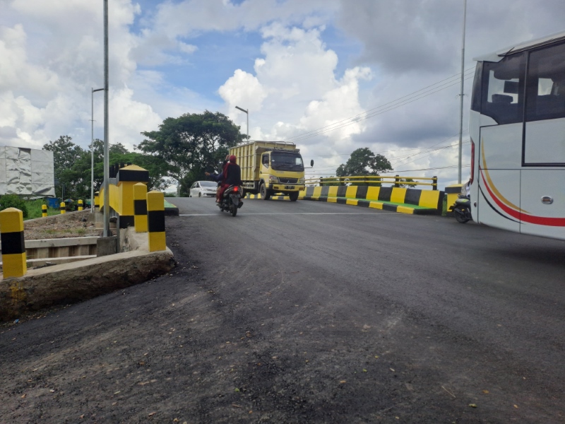 DILEWATI: Jembatan Sapta Marga di Kelurahan Guntung Payung, Landasan Ulin, Banjarbaru sudah bisa dilewati.