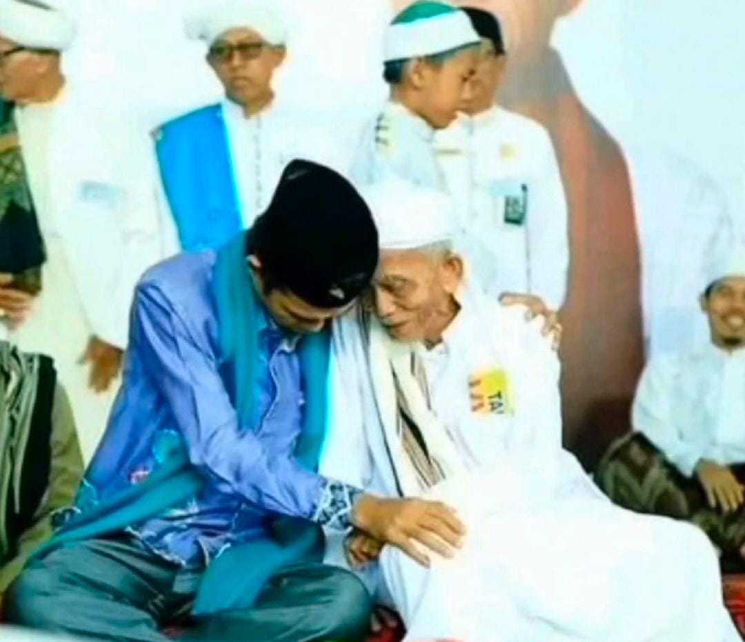 KENANGAN:Foto Dr KH Saberan Afandi semasa hidup bersama Ustadz Abdul Somad, ketika berkunjung ke Kota Amuntai.(Foto: Akbar/Radar Banjarmasin)