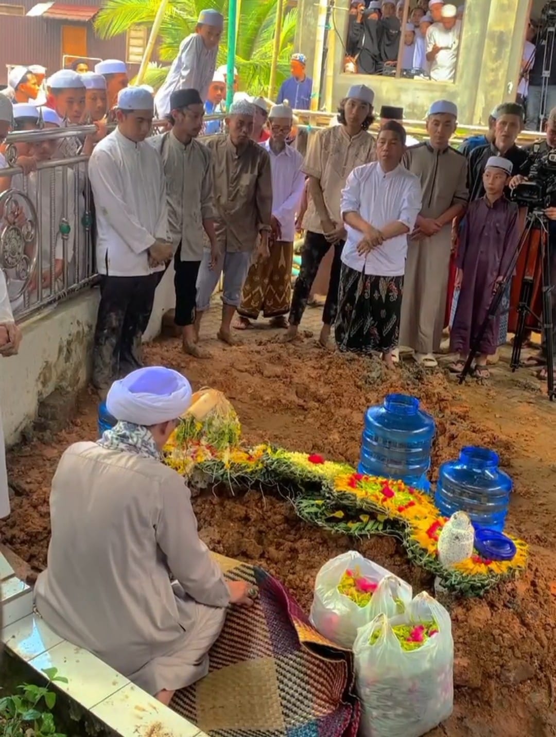 DIKUBURKAN: Jenazah Kiai Saberan Afandi dimakamkan di kompleks Pondok Pesantren Ummul Quro di Desa Bayur, Haur Gading, HSU.