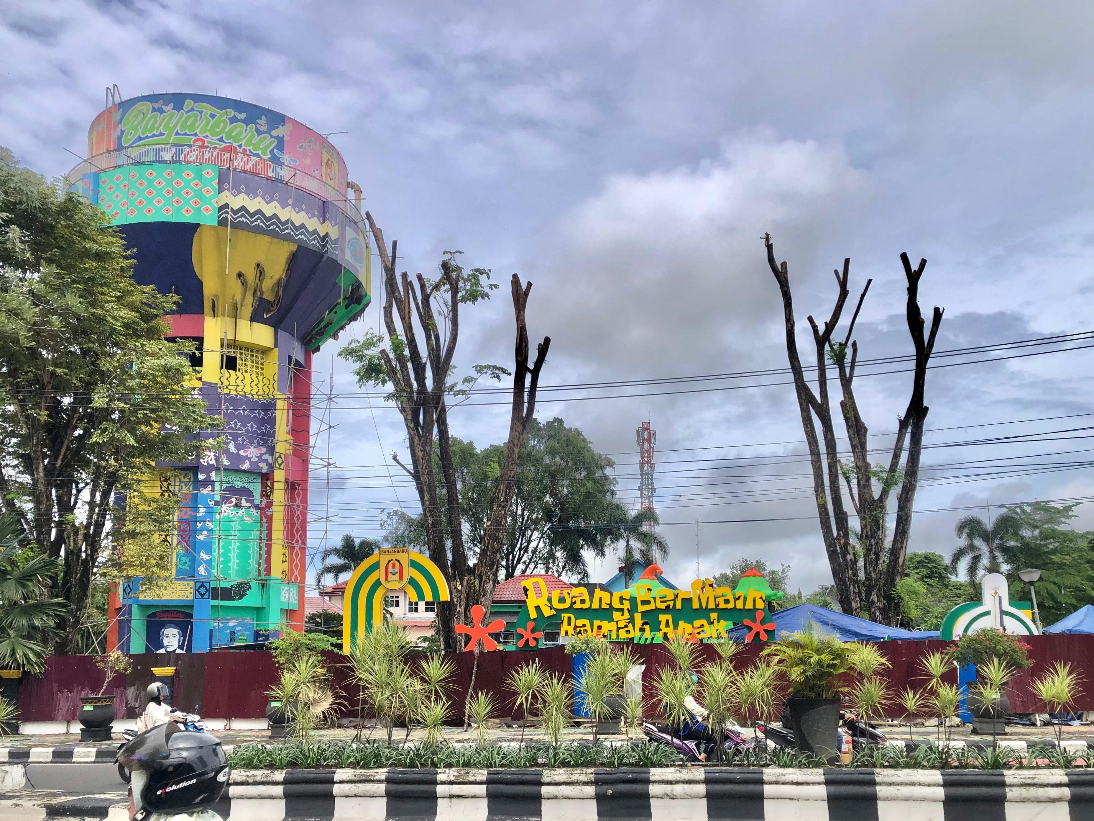 SEGERA RAMPUNG: Revitalisasi Taman Van Der Pijl Banjarbaru sudah masuk tahap penyelesaian. (Sheilla Farazela/ Radar Banjarmasin)
