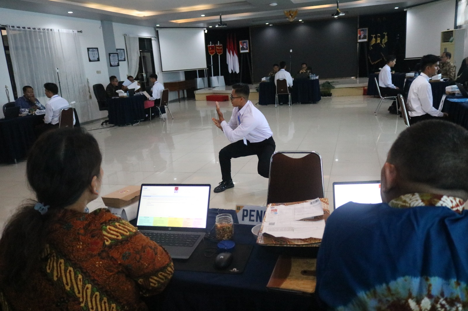 JURUS:Salah satu peserta tes WPFK penerimaan CPNS Kemenkumham Kalsel menampilkan kemampuan beladiri di hadapan tim penilai, Minggu (8/12/2024).