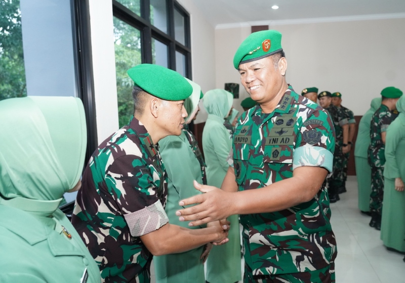 SELAMAT: Wakasad Letjen TNI Tandyo Budi Revita menyelamati Danrem 101/Antasari Brigjen TNI Ilham Yunus.