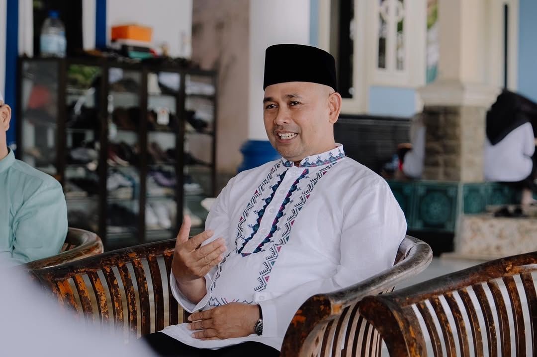 BERBINCANG: Bahsanuddin berbincang dengan masyarakat Tanah Bumbu beberapa waktu lalu. (Foto: Instagram Bahsanuddin)