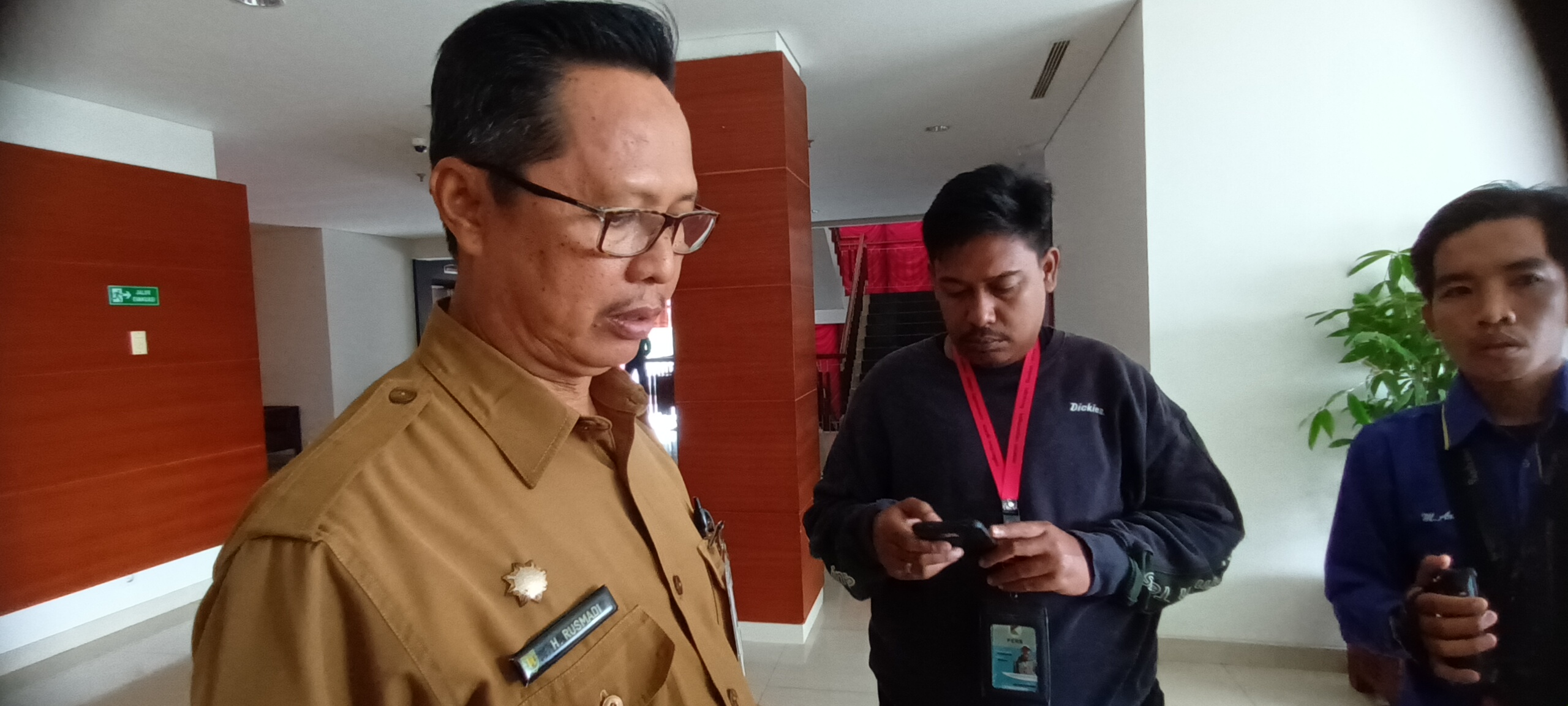 MENCORET: Kepala Dinsos Tabalong, Rusmadi saat menegaskan mencoret KPM penerima rutilahu di Tabalong. (Foto: Ibnu Dwi Wahyudi/ Radar Banjarmasin)