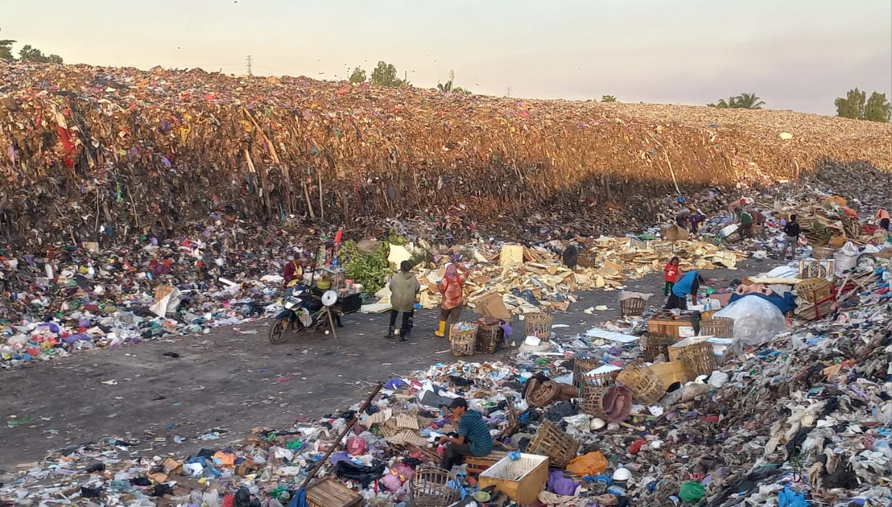 OPEN DUMPING: Kondisi TPA Basirih yang makin penuh dengan gunungan sampah. RIYAD DAFHI RIZKI/RADAR BANJARMASIN