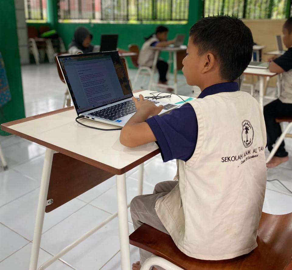 FOKUS: Siswa kelas 4 SD Alam Al Tamar Balangan melaksanakan UAS menggunakan sistem CBT. (Foto: M Dirga / Radar Banjarmasin)