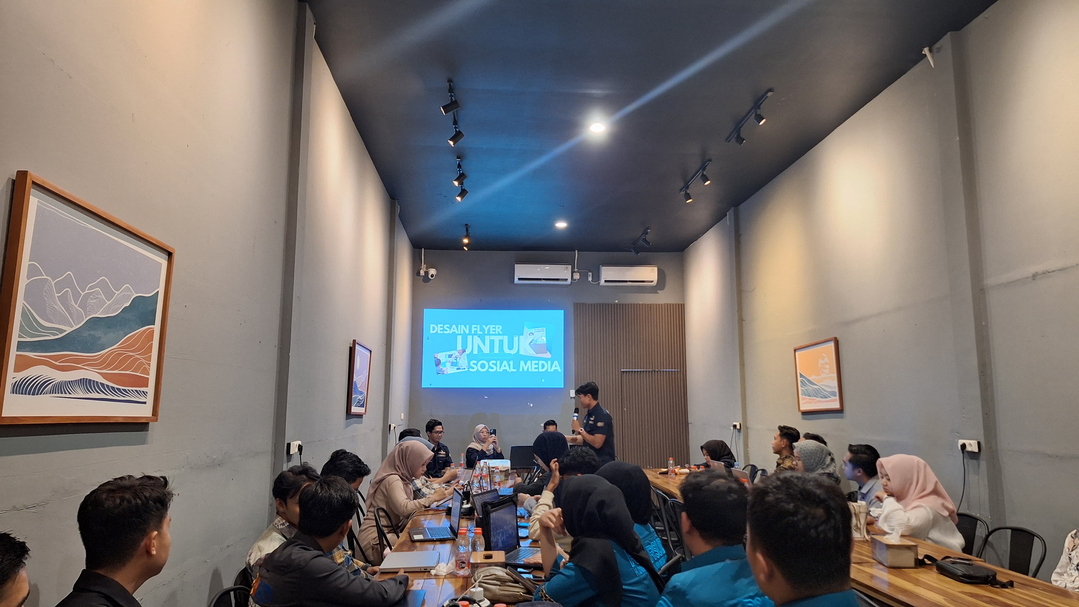 PELATIHAN:Pelatihan pembuatan video animasi sederhana bagi tenaga dokumentasi dan publikasi SKPD di Hero Kaffe and Roastery, Barabai, Sabtu (7/12/2024).