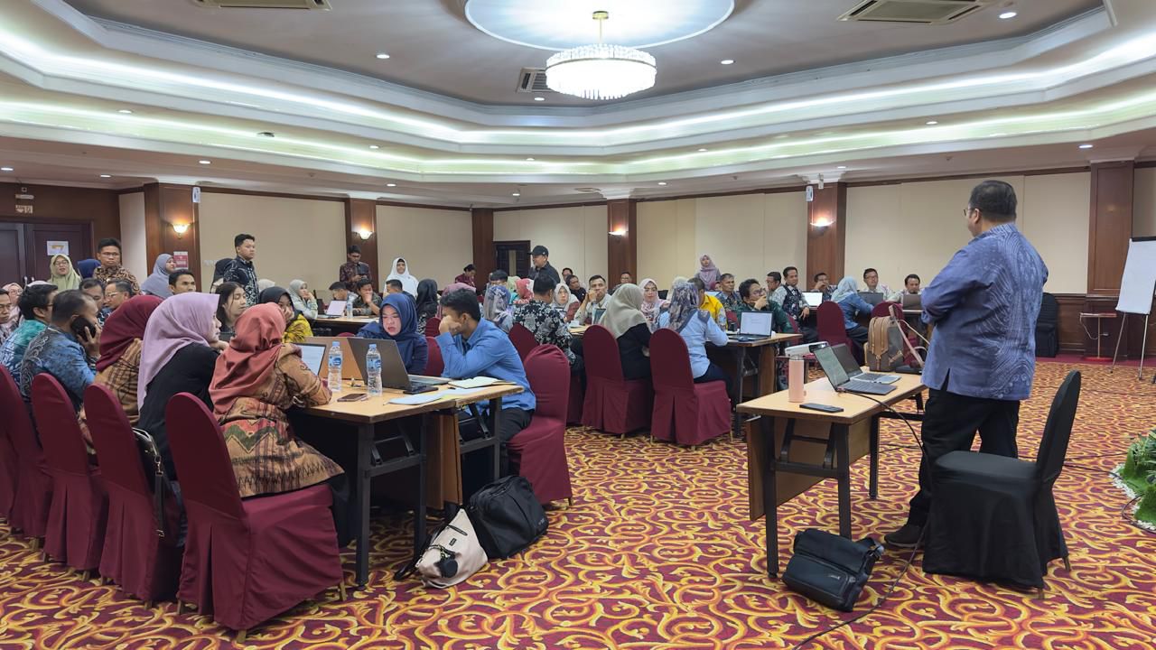 MENJELASKAN:Hidayatullah Muttaqin, tenaga ahli ULM memberikan materi pemanfaatan kecerdasan buatan (AI) dalam penyusunan Renstra kepada peserta Bimtek di Swiss-Belhotel Banjarmasin.(MC TANAH BUMBU)