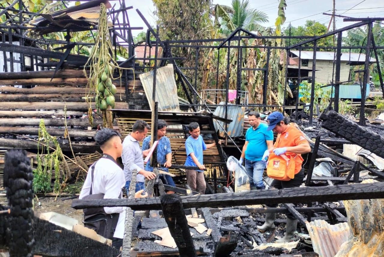 PUING: Rumah warga di Desa Karias Dalam Kecamatan Banjang, Kabupaten HSU yang jadi korban kebakaran, Senin (9/12/2024). (Foto: M.Akbar/Radar Banjarmasin)