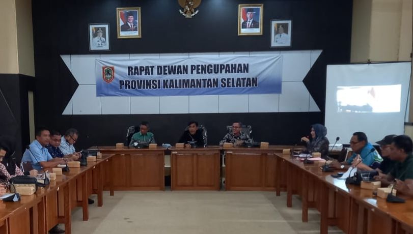 RAPAT: Disnakertrans Kalsel rapat bersama dewan pengupahan dalam menentukan UMP Kalsel 2024. | Foto: Muhammad Oscar Fraby/Radar Banjarmasin
