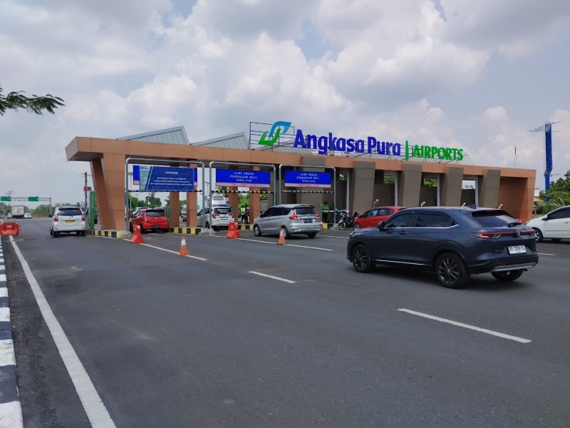 MENGANTRE: Gerbang pintu masuk parkir roda empat Bandara Syamsudin Noor Banjarbaru.