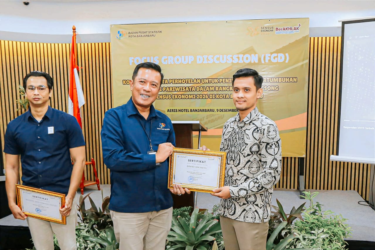 PRESTASI:BPS Kota Banjarbaru memberikan penghargaan Responden VHTS Terbaik Tahun 2024 untuk Grand Qin Hotel Banjarbaru yang diwakili Reza Adha Putra (kanan), Senin (9/12/2024).(Foto:Grand Qin Hotel)