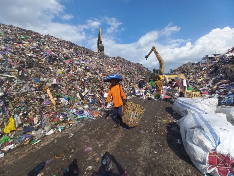 TEMPAT PEMBUANGAN AKHIR: Kementerian Lingkungan Hidup menargetkan pada tahun 2030 nanti TPA Basirih di Banjarmasin Selatan sudah ditutup. (Foto: RIYAD DAFHI RIZKI /RADAR BANJARMASIN)