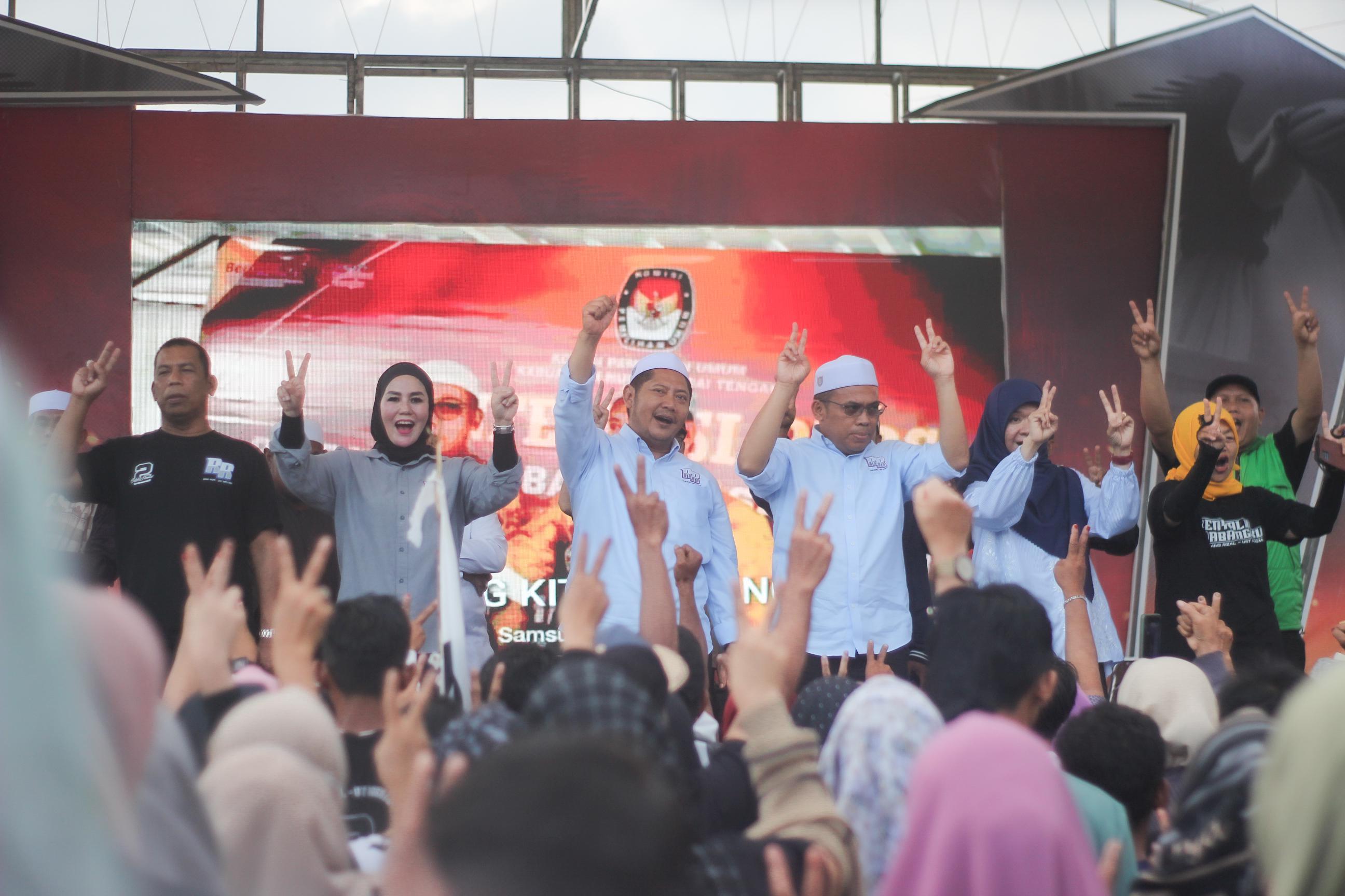 MENANG PILKADA:Ustadz Rosyadi Elmi (berkacamata) kala berkampanye bersama calon Bupati HST, Syamsul Rizal, beberapa waktu lalu.