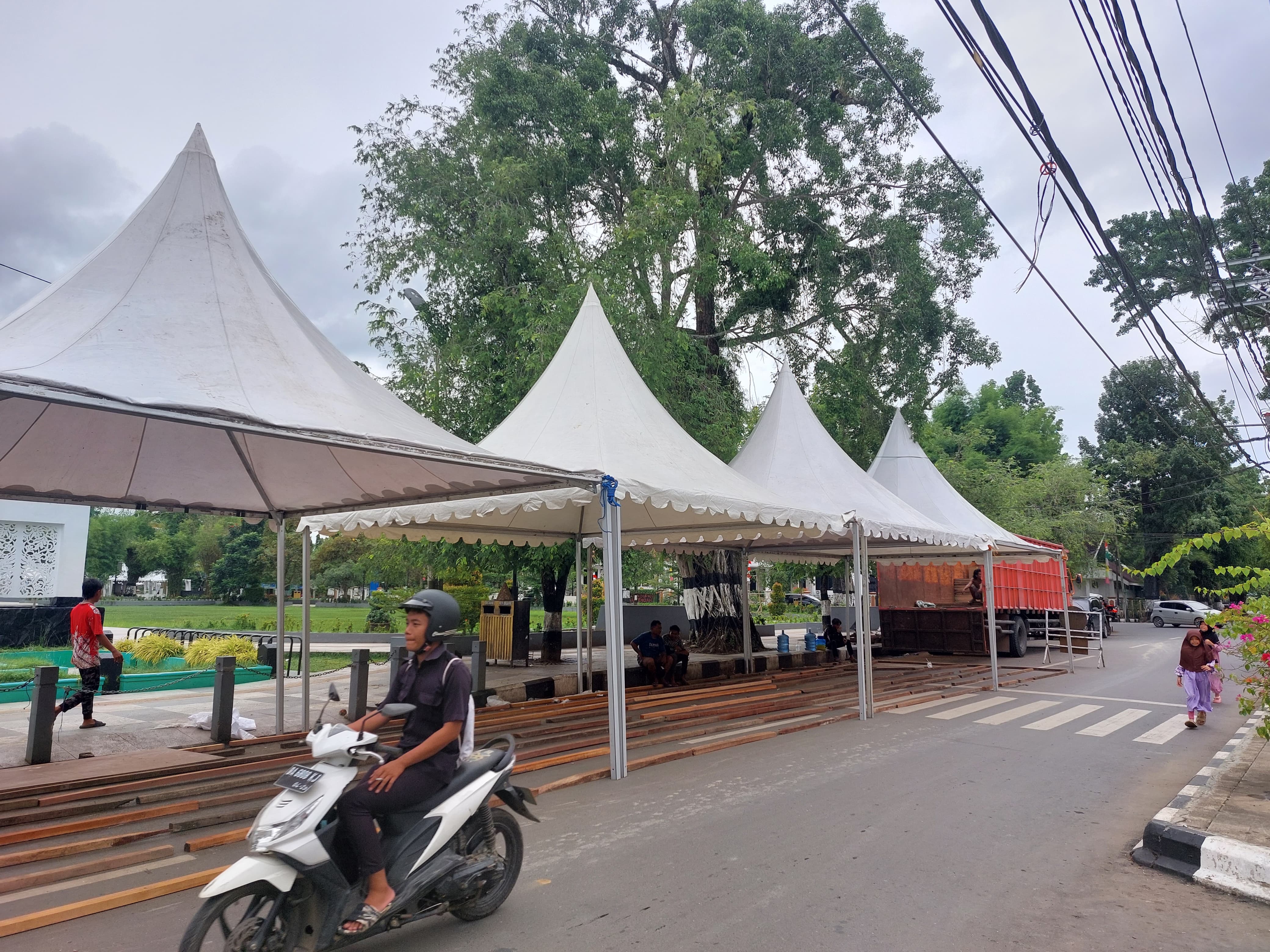PERSIAPAN: Puluhan stan di wilayah perkantoran Bupati HST mulai disiapkan. (Foto: Jamaluddin/Radar Banjarmasin)