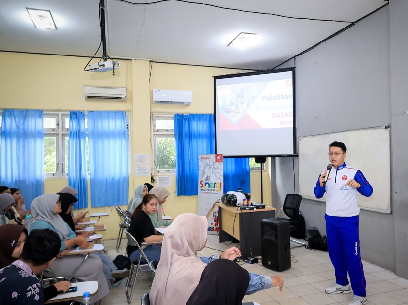 EDUKASI:Kegiatan edukasi safety riding yang digelar Trio Motor kepada para anggota UKM Seni FMIPA ULM.