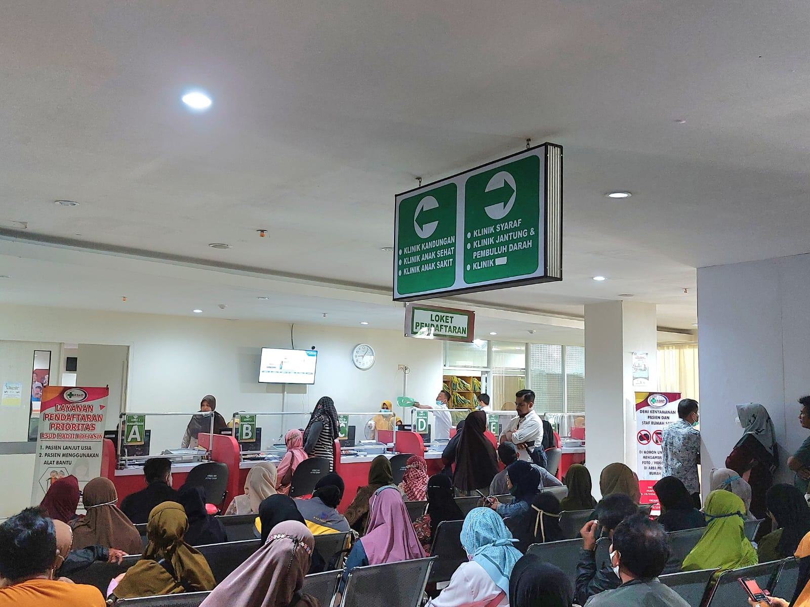 NYAMAN:Ruang tunggu RSUD Hadji Boejasin Pelaihari tambah sejuk usai dipasang AC sentral.(Foto : Norsalim Yahya/Radar Banjarmasin)