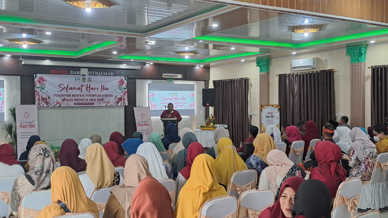 PEMBUKAAN:Wakil Bupati Kabupaten Hulu Sungai Tengah (HST), H Mansyah Sabri membuka acara peringatan hari ibu di Aula Darul Istiqamah Barabai, Selasa (10/12/2024)