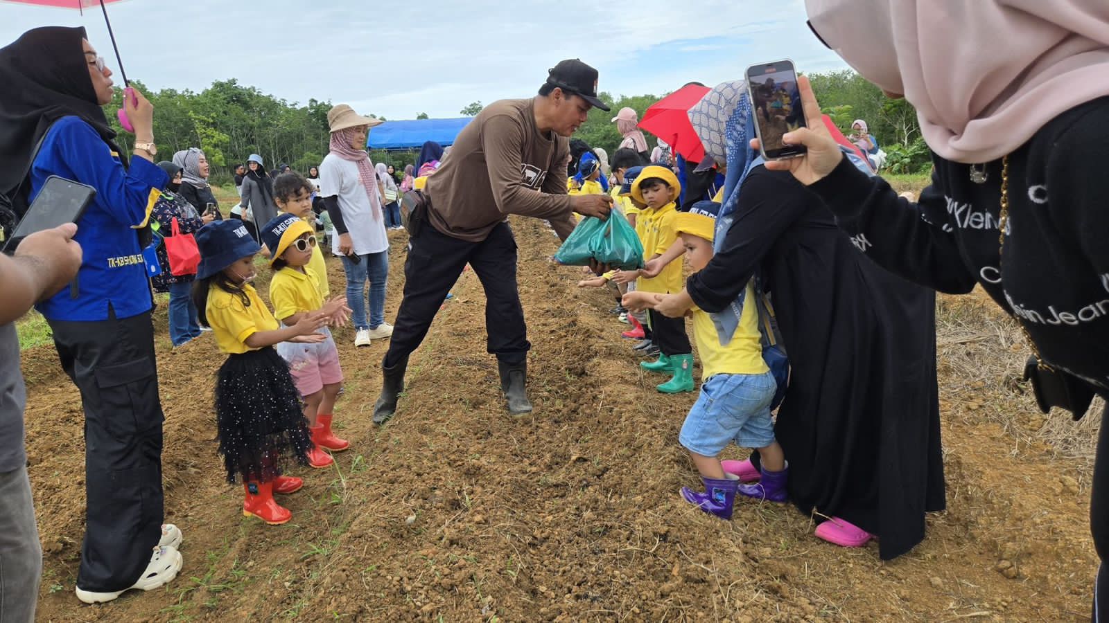 PERKENALAN:Siswa TK-KB Syiona School belajar memetik semangka di kebun wisata Bumdesa Kenari Berkah, Kabupaten Tanbu.(MC TANAH BUMBU)