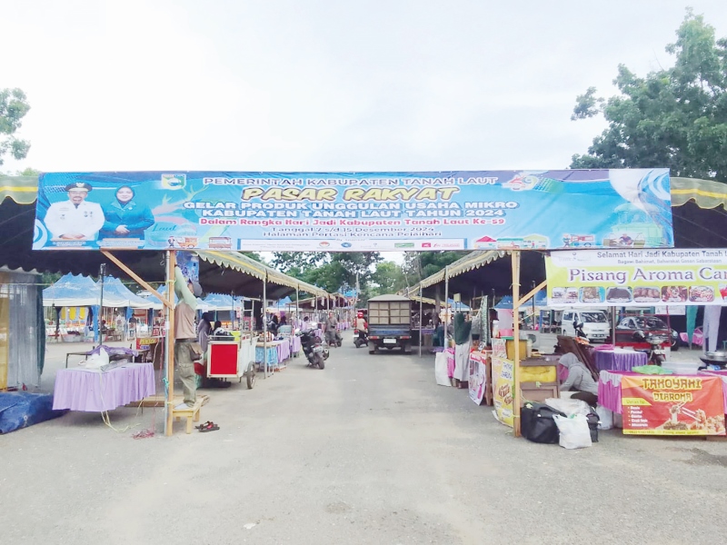 KULINER: Para UMKM mempersiapkan dagangannya untuk berjualan di pasar rakyat. (Foto: Diskominfo For Radar Banjarmasin)