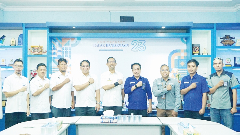 KUNJUNGAN: Kepala Kanwil DJPb Kalsel Syafriadi dan Direktur Kerjasama Pendanaan dan Pembiayaan PIP Kemenkeu Muhammad Yusuf bersama Dirut Radar Banjarmasin H Suriansyah Achmad, Senin (9/12) kemarin.