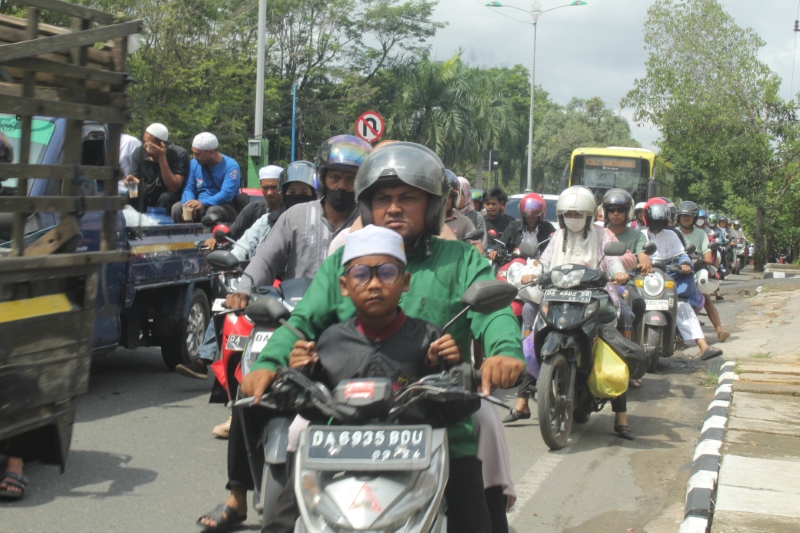 BERANGKAT: Rombongan jemaah memadati Jalan A Yani, Kota Banjarbaru saat pelaksanaan Haul ke-19 Guru Sekumpul, Januari 2024 lalu.