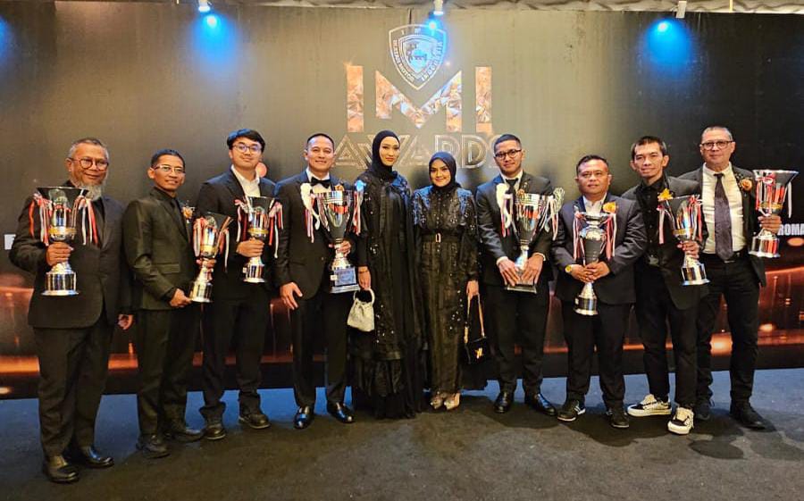RAIH PENGHARGAAN: Rihans Variza bersama co-driver Fahrezi Fadh memperlihatkan piala yang diraih di IMI Award.
