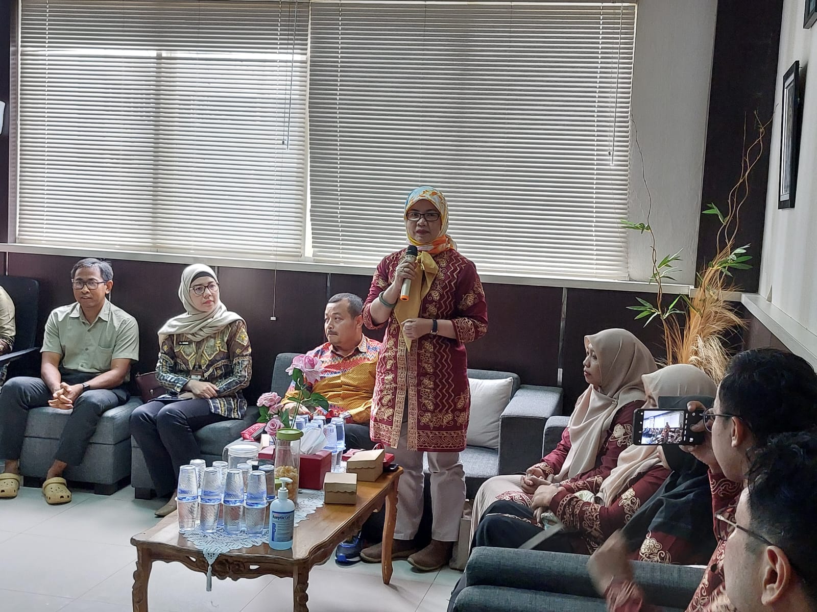 SHARING:Perwakilan RSUD Badaruddin Kasim Tanjung saat visitasi ke RSUD Hadji Boejasin Pelaihari, Sabtu (7/12/2024).(Foto:Humas RSUD Hadji Boejasin)
