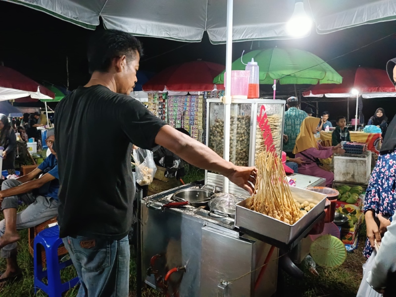 KELILING: Haryanto, penjual sempol ayam keliling di Banjarbaru.