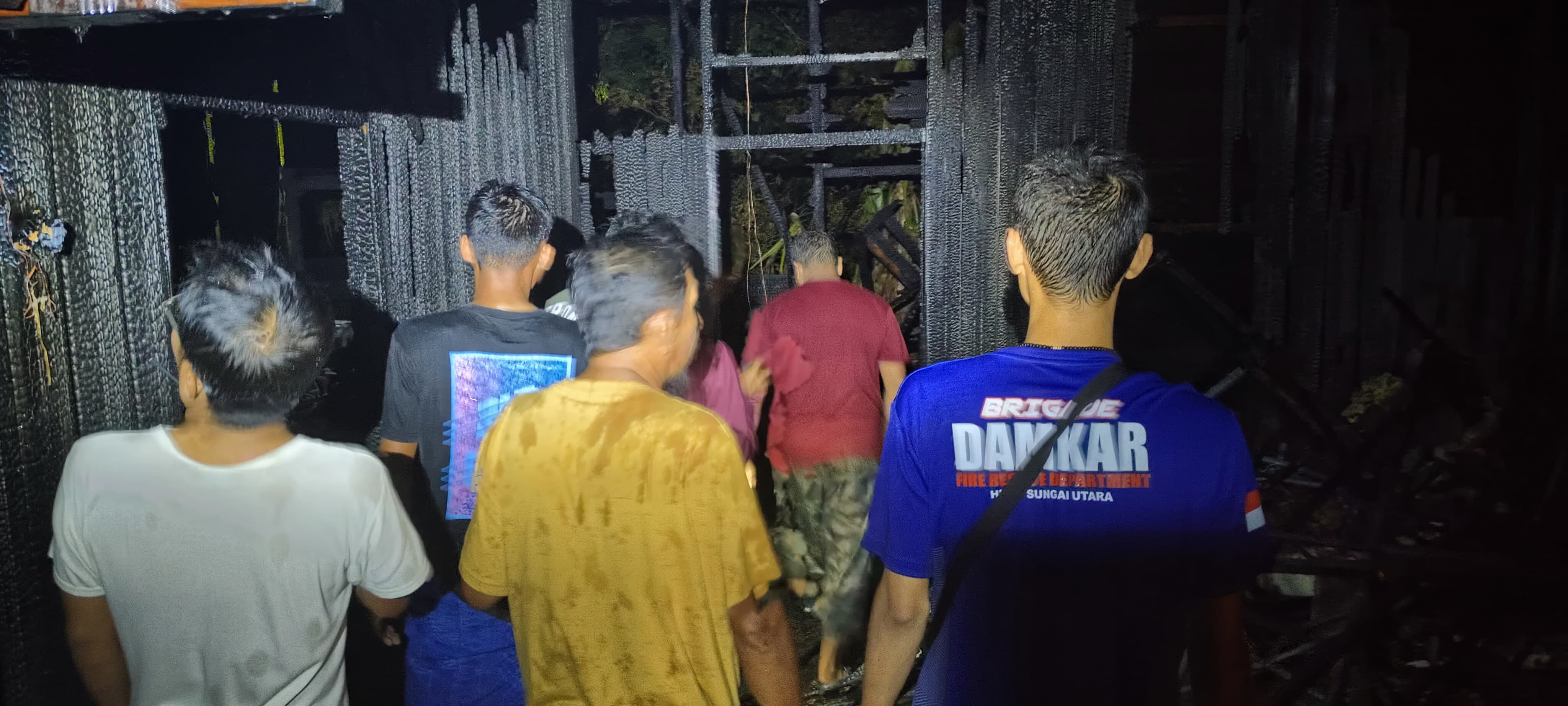 MUSIBAH: Kebakaran dua rumah terjadi di Desa Kaludan Besar, Kecamatan Banjang, Kabupaten Hulu Sungai Utara. (Foto: M.Akbar/Radar Banjarmasin)