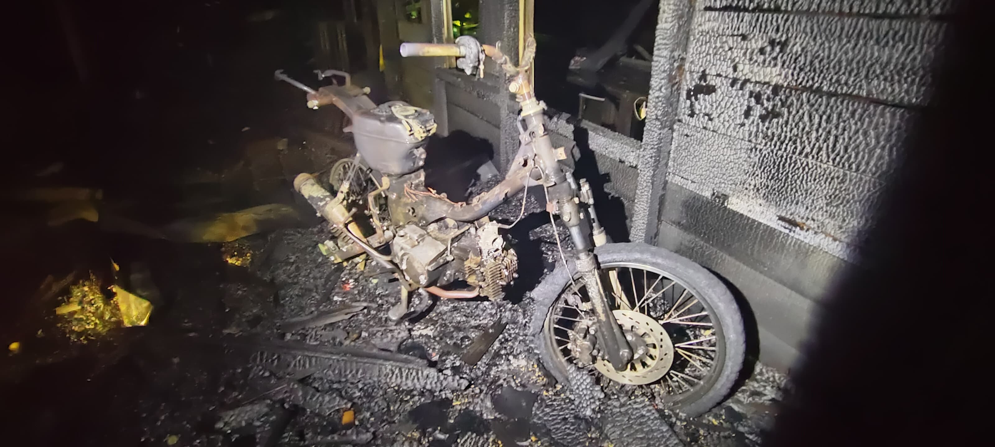 IKUT HANGUS: Satu motor ikut terbakar di Desa Kaludan Besar, Kecamatan Banjang, Kabupaten Hulu Sungai Utara. (Foto: M.Akbar/Radar Banjarmasin)