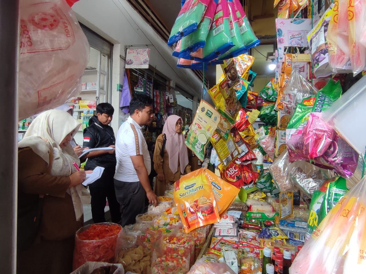 MONITORING: Satgas Pangan Tanah Bumbu memantau ketersediaan bahan pokok di salah satu pasar rakyat setempat jelang Natal dan Tahun Baru. (Foto: DKUMP2 Tanah Bumbu untuk Radar Banjarmasin)