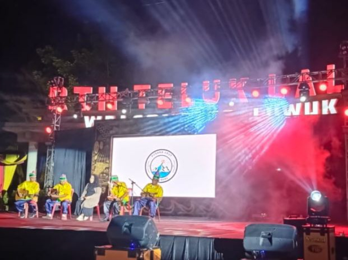 TAMPIL:Musik Alahai Suku Bajau Kotabaru Kalsel tampil di acara Festival Jalur Rempah, Lipu Celebes Banggai Sulteng.(Foto:Jumain/ Radar Banjarmasin)