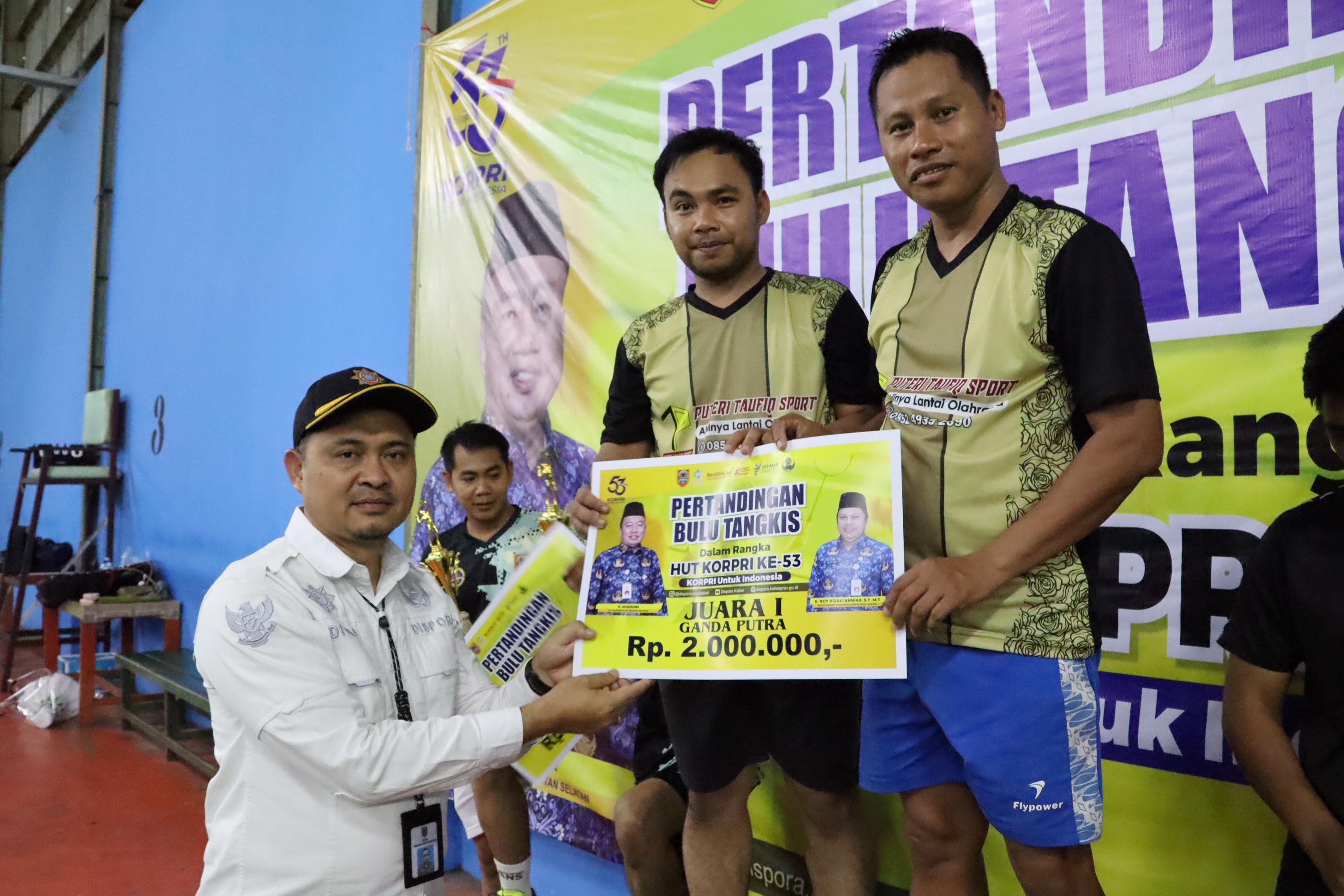 JUARA: Para pegawai yang berhasil menjadi juara padaTurnamen bulu tangkis di Harjad ke-53 Korpri.(M Idris Jian Sidik)