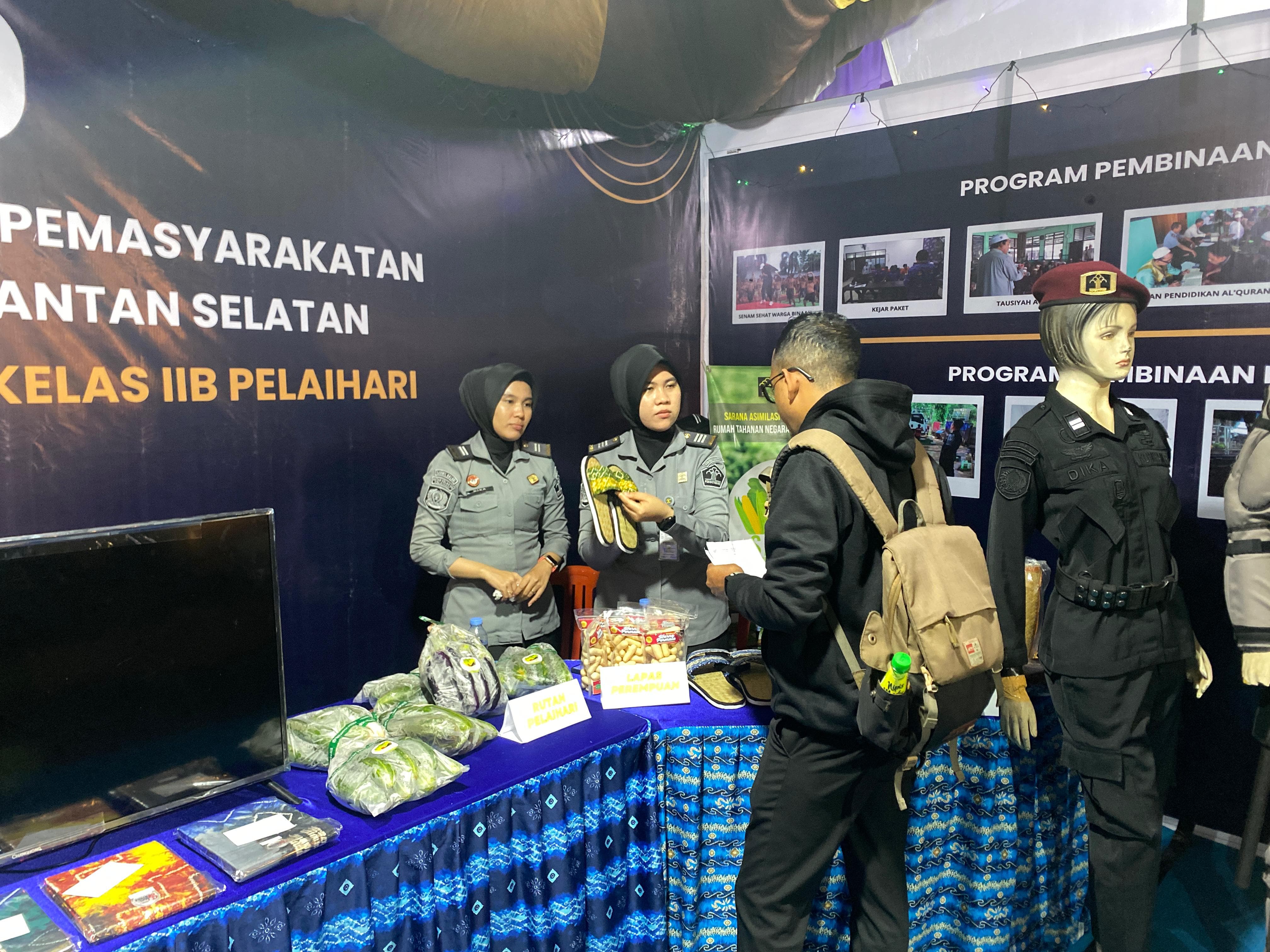 PRODUK WBP:Kanwil Kemenkumham Kalsel memamerkan berbagai hasil karya WBP di Kalsel di Pameran Hari Jadi ke-59 Tala Expo 2024 di Lapangan Pertasi Kencana, Pelaihari.
