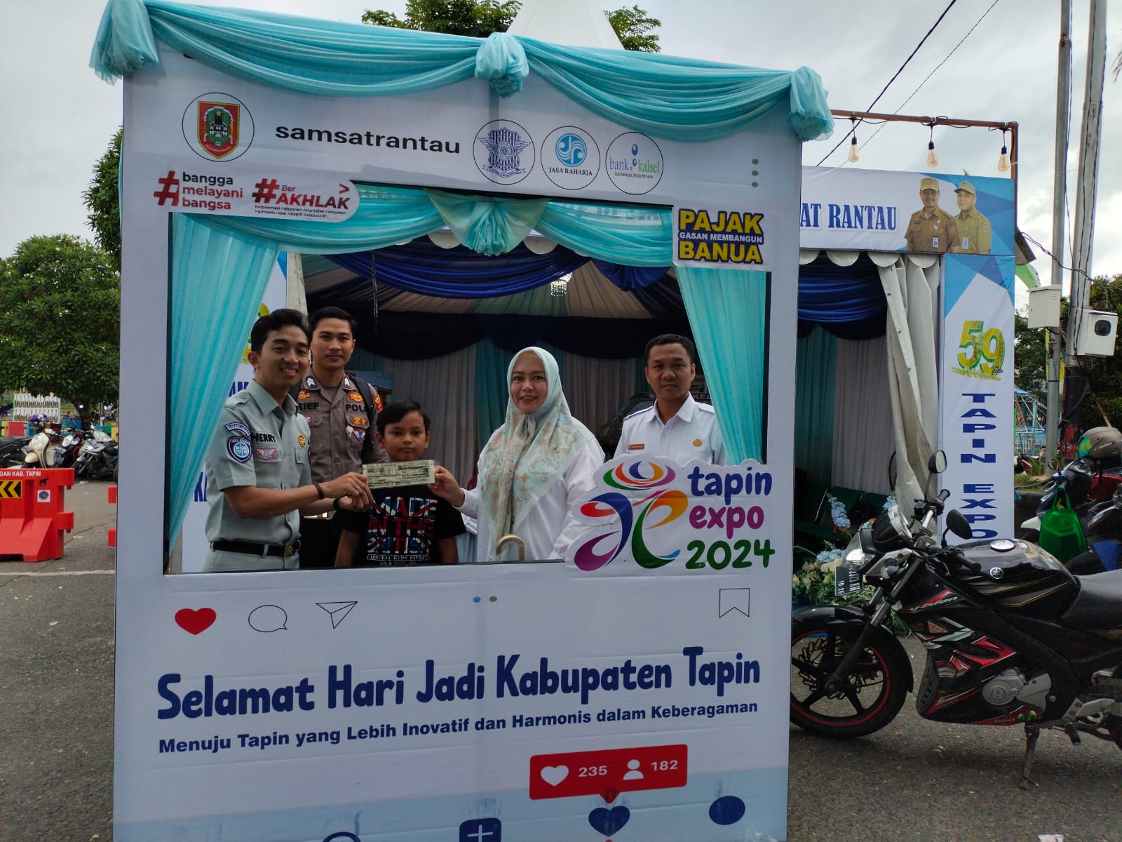 MEMUDAHKAN MASYARAKAT:UPPD Samsat Rantau membuka layanan Samsat 1 Tahunan di Tapin Expo 2024.