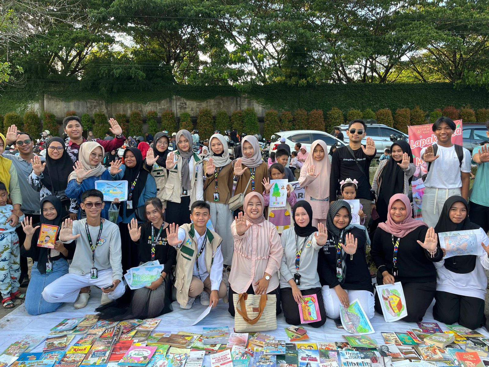 AGENDA:Para peserta dan masyarakat berfoto bersama usai acara lapak baca dan mewarnai gratis di Alun-Alun Bersujud, Desa Bersujud, Kecamatan Simpang Empat, Minggu (8/12/2024).(MC TANAH BUMBU)