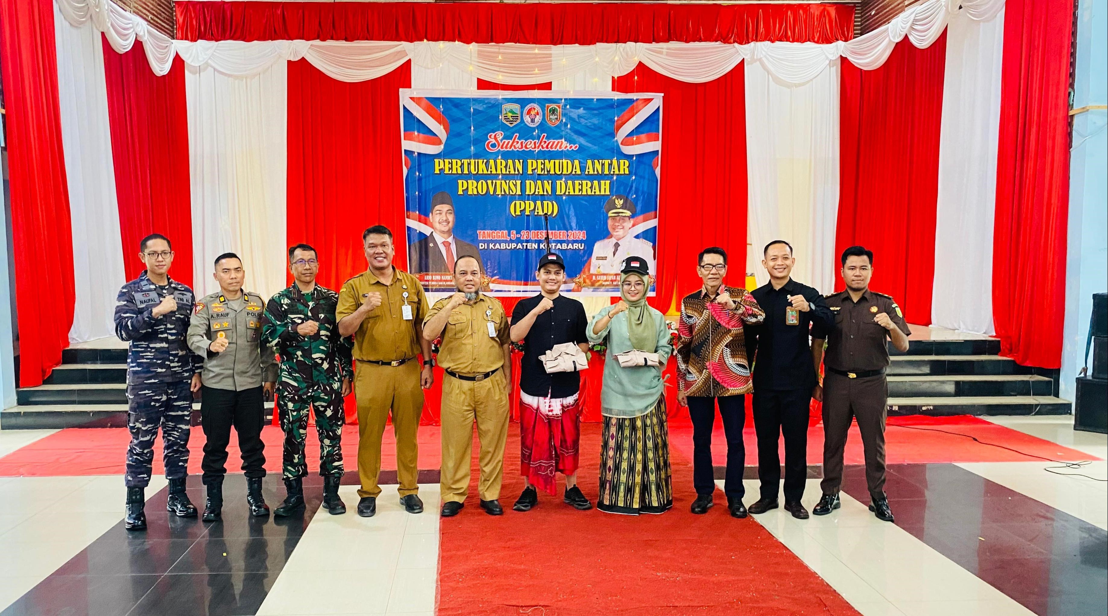 SEMANGAT: Asisten, Kadisparpora dan Forkopimda berfoto bersama dengan perwakilan PPAD di Kotabaru.