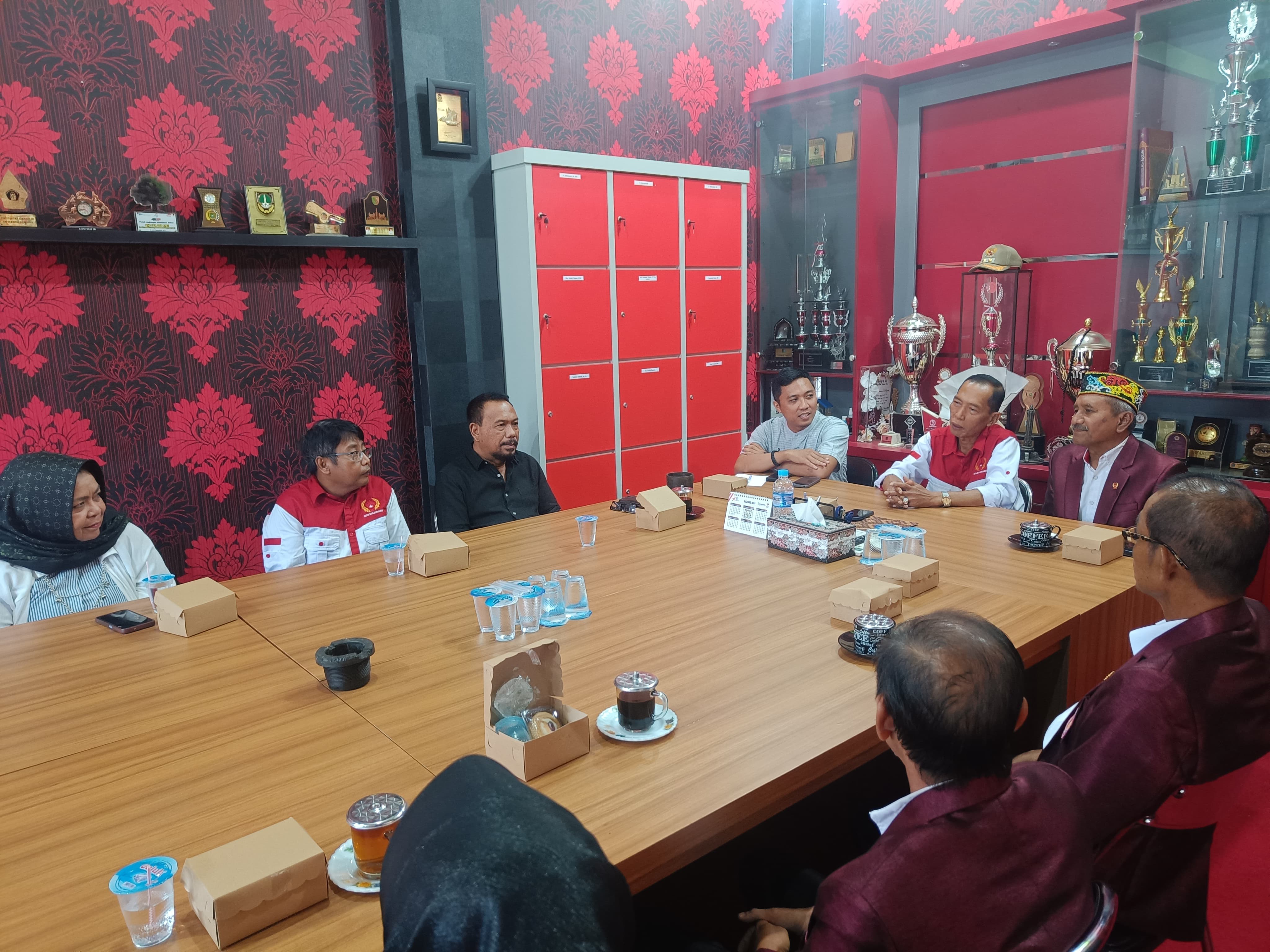 BERKUNJUNG: KONI Palangkaraya saat mengunjungi KONI Banjarmasin, Kamis (12/12) siang.