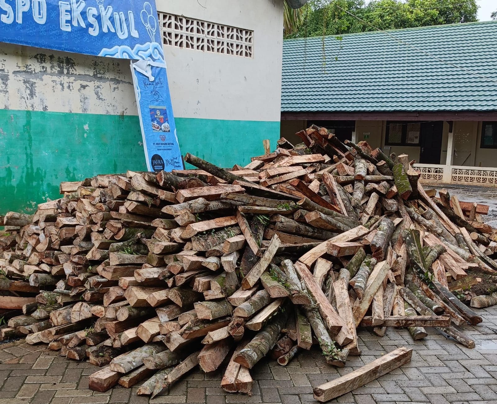 SUDAH TIBA: Kayu bakar kiriman dari Kapuas, Provinsi Kalimantan Tengah, untuk keperluan memasak di Dapur Umum MAN 4 Martapura.