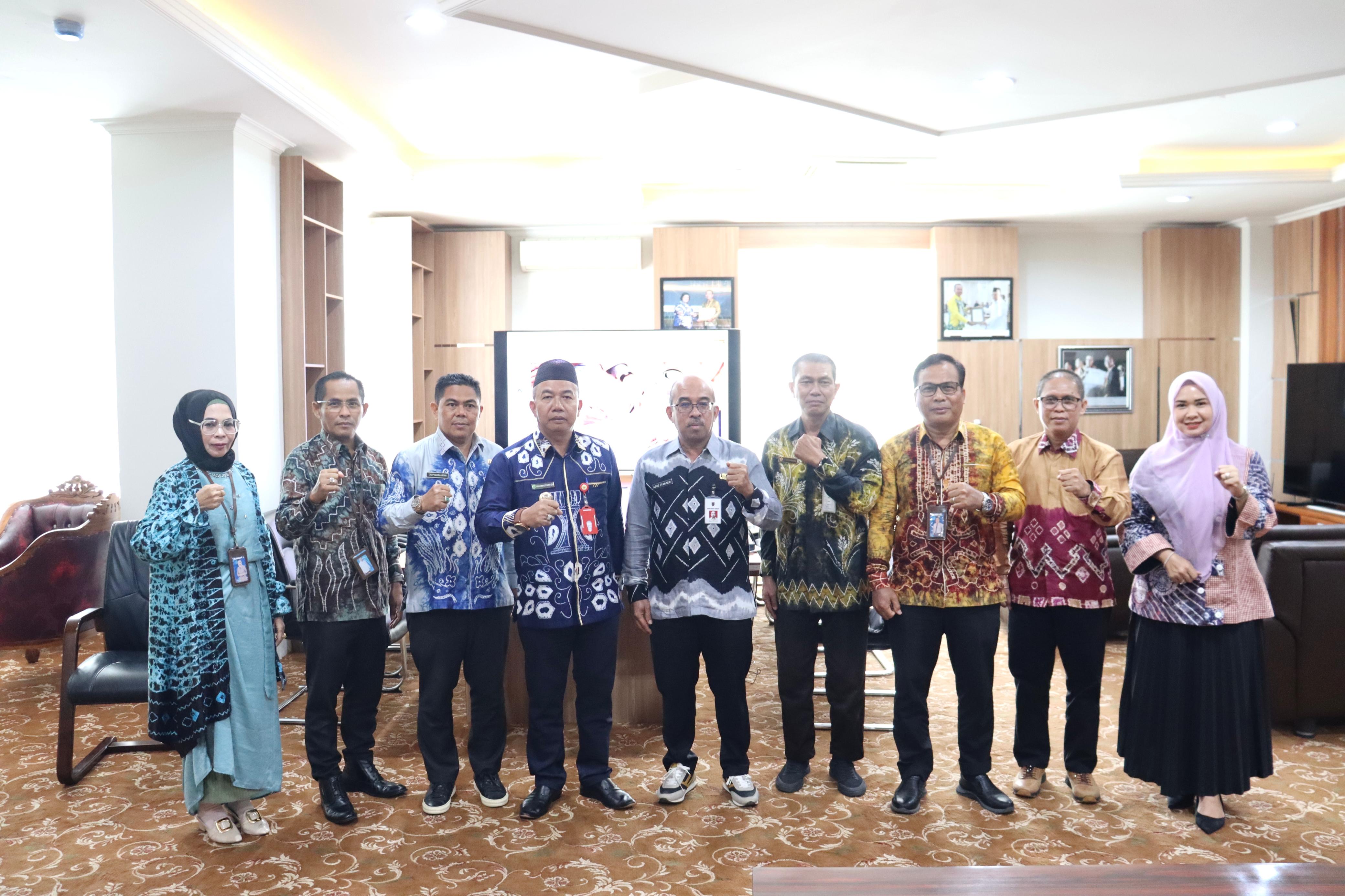 FOTO BERSAMA: Usai rapat umum pemegang saham (RUPS), Pj Bupati Tapin Muhammad Syarifuddin berfoto bersama para direksi dan pemegang saham.