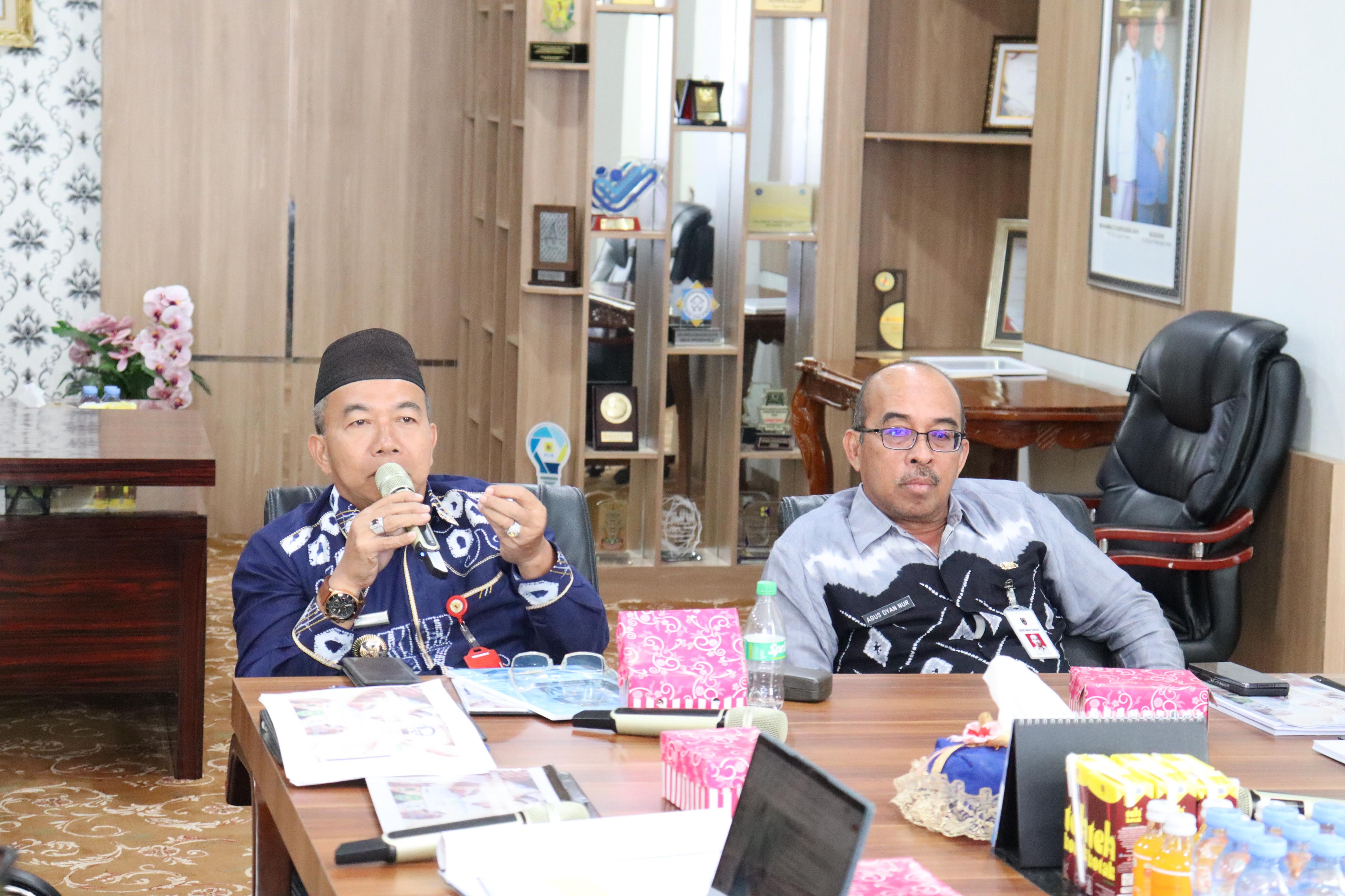 PIMPIN RAPAT: Pj Bupati Tapin Muhammad Syarifuddin memimpin rapat umum pemegang saham (RUPS).