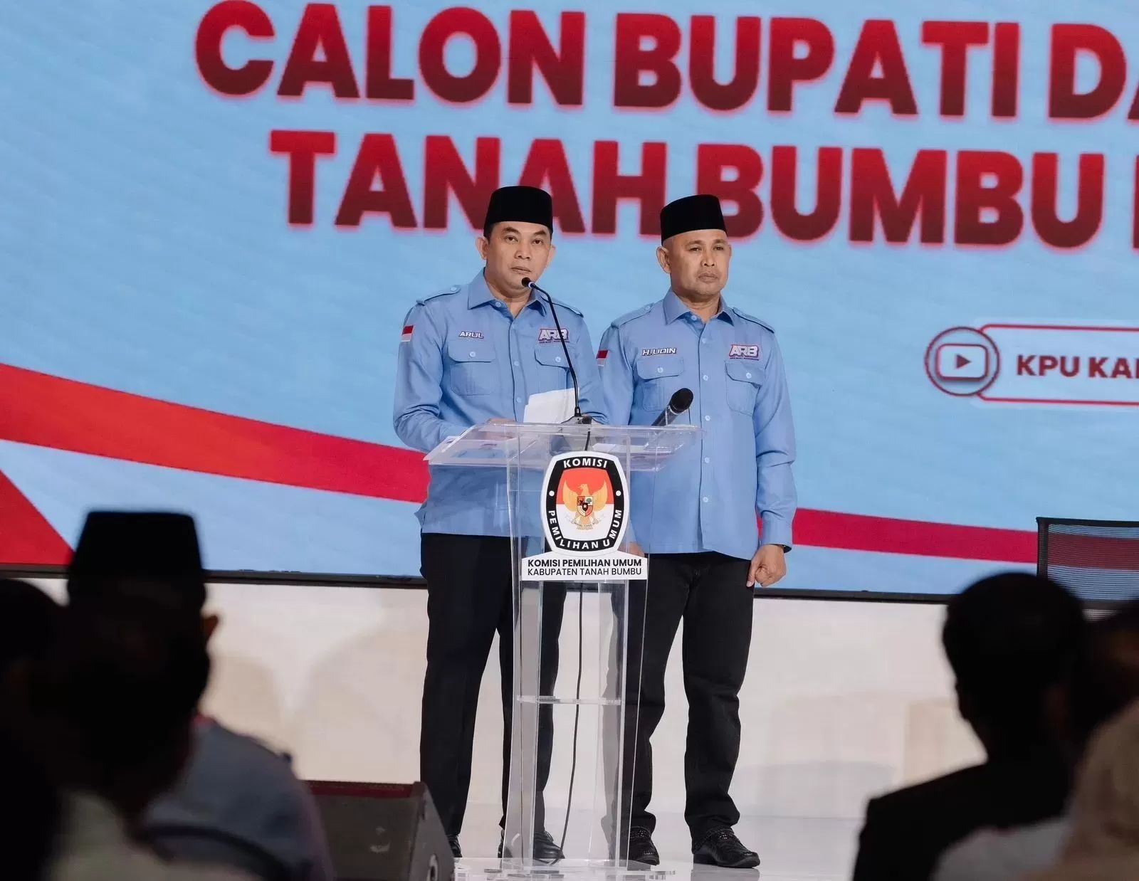TAMPIL: Pasangan Calon Bupati dan Wakil Bupati Tanah Bumbu Nomor Urut 1, Andi Rudi Latif-Bahsanuddin saat penajaman visi misi di Banjarmasin, Jumat (8/11/2024).
