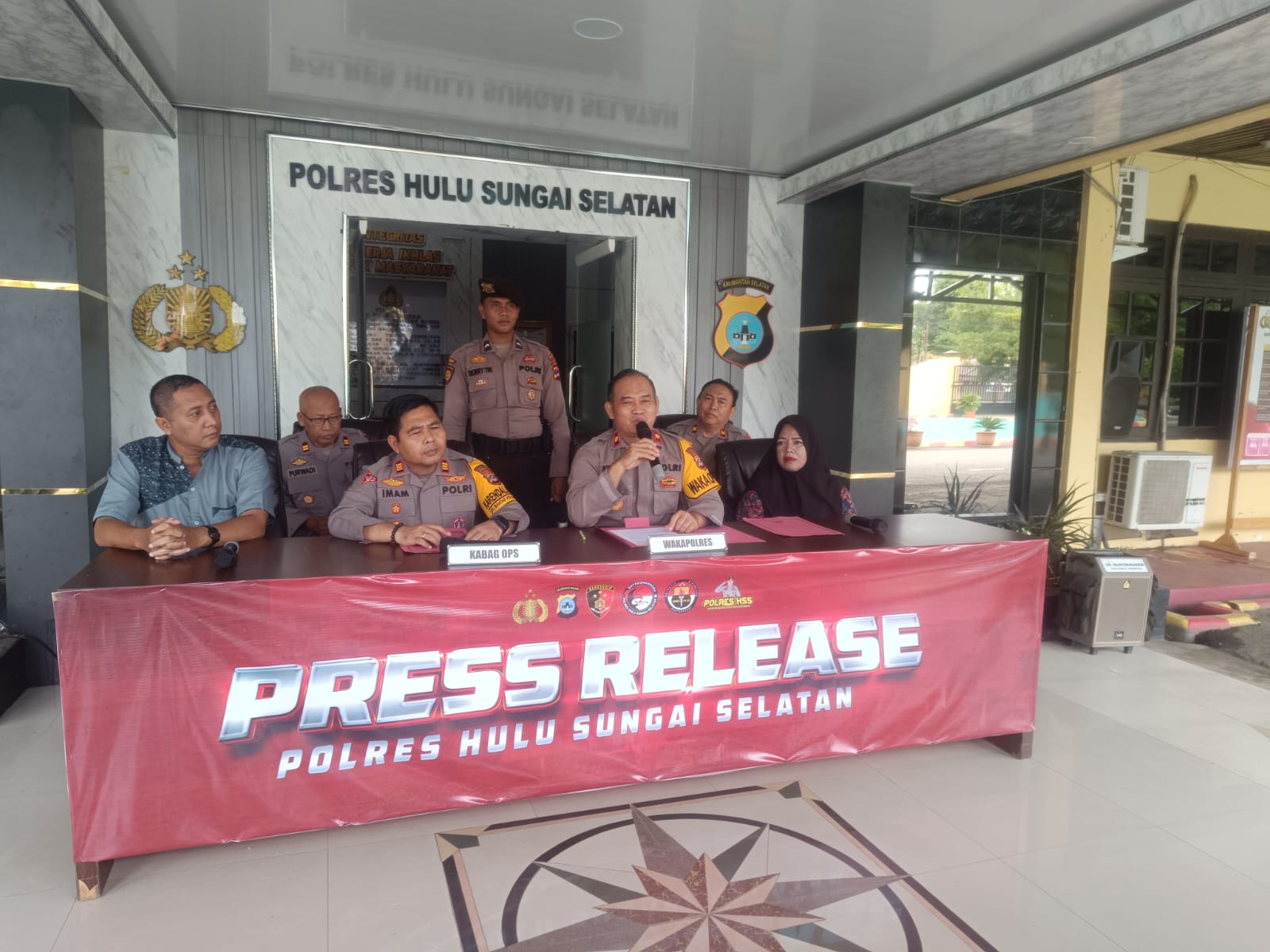 MENJELASKAN: Wakapolres HSS Kompol Riswiadi didampingi Kabag Ops AKP Imam Suryana, Kasi Humas Iptu Purwadi dan Kasat Tahti Iptu Joko Susilo saat press release.