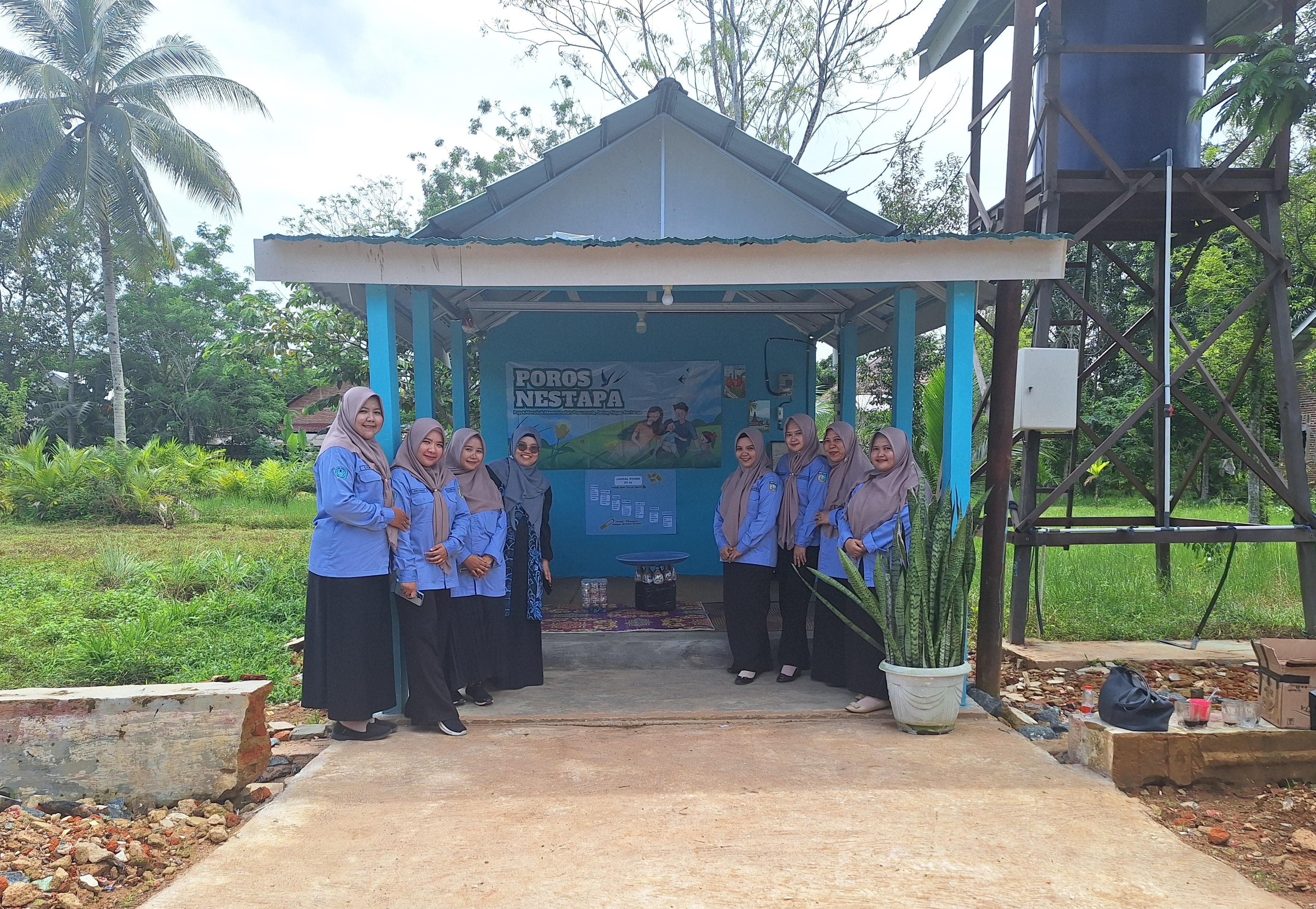 PENGABDIAN:Mahasiswa RPL Prodi Kebidanan Program Sarjana Terapan Poltekkes Kemenkes Banjarmasin foto di pojok merokok.(foto:Uni untuk Radar Banjarmasin)