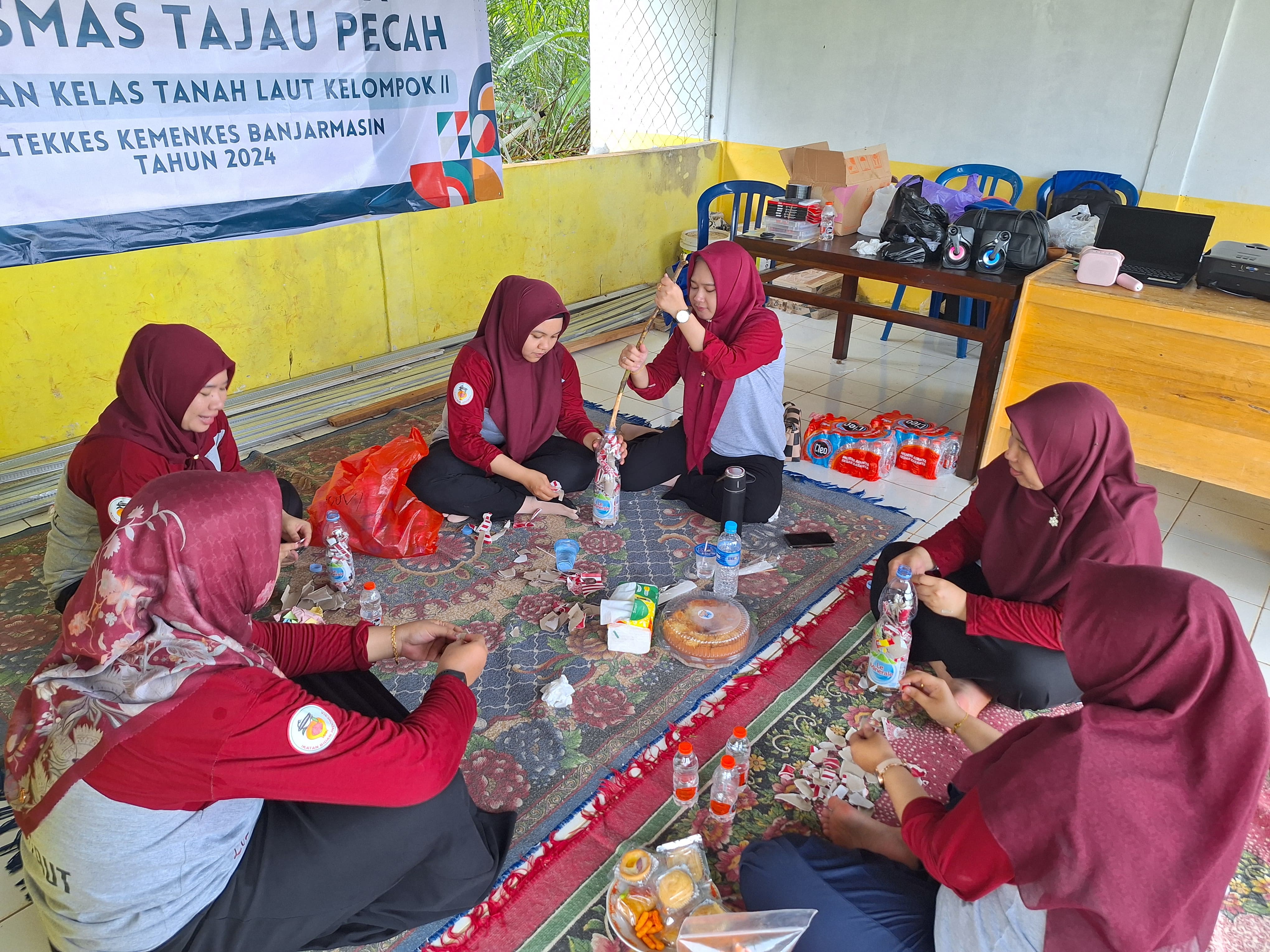 KREATIF:Mahasiswa RPL Prodi Kebidanan Program Sarjana Terapan Poltekkes Kemenkes Banjarmasin saat membuat ecobrick.(Foto:Uni untuk Radar Banjarmasin)