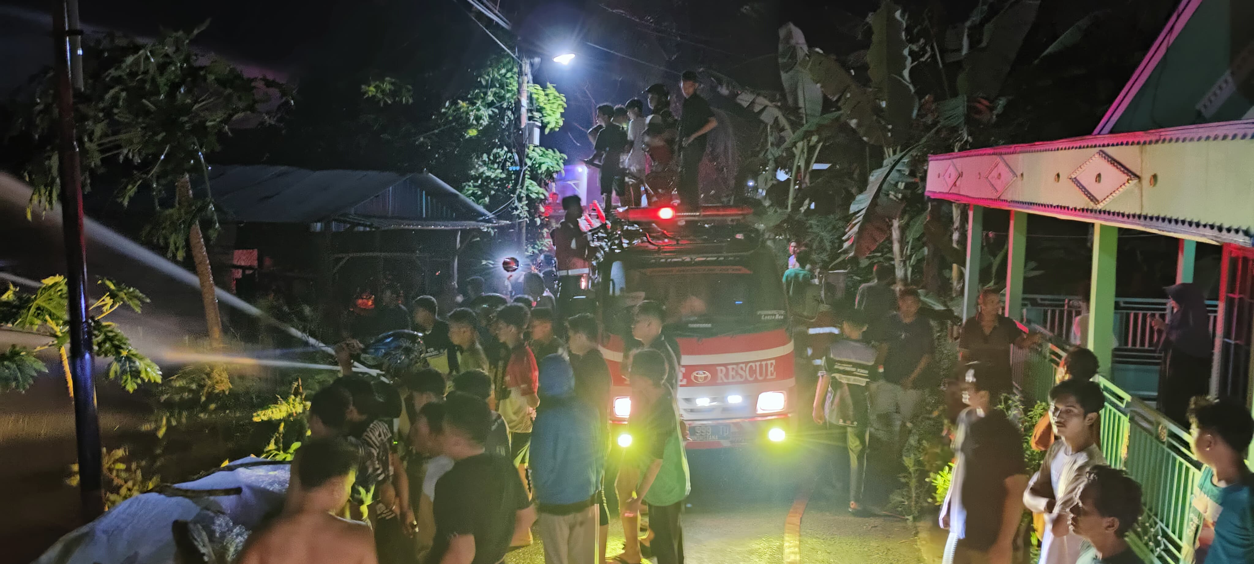 PEMADAMAN: Anggota Barisan Pemadam Kabupaten HSU, saat bertugas di lapangan ketika terjadi kebakaran di wilayah Kabupaten HSU. (Foto: M.Akbar/Radar Banjarmasin)
