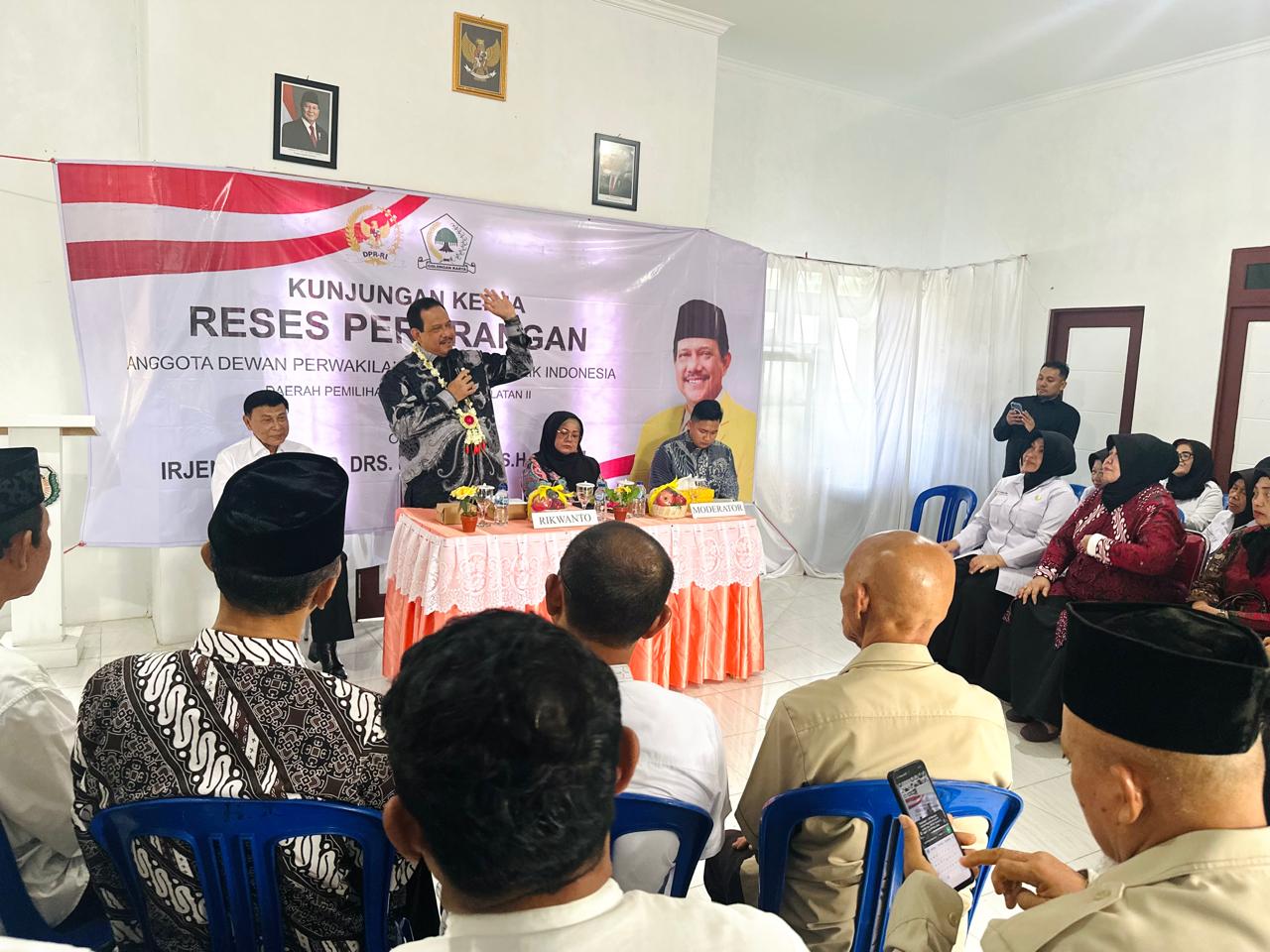 TERIMA MASUKAN:Anggota Komisi III DPR RI, Irjen Pol (Purn) Rikwanto menerima masukan dari konstituennya saat reses perdana di Banjarmasin, Senin (16/12/2024).(Foto:M OScar Fraby/Radar Banjarmasin)