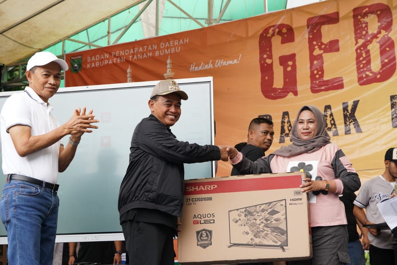 UNDIAN: Bupati Tanah Bumbu, Zairullah Azhar, membagikan hadiah kepada masyarakat dalam acara Gebyar Pajak Berhadiah 2024. - (Foto: Bapenda Tanah Bumbu untuk Radar Banjarmasin)