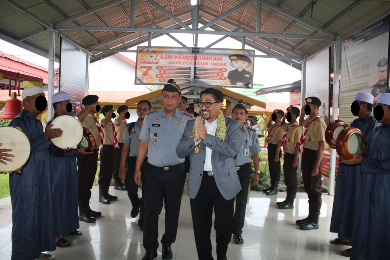 SAPA WBP:Anggota Komisi XIII DPR RI, Machfud Arifin kala berkunjung ke Lapas Kelas IIA Banjarmasin, Senin (16/12/2024).
